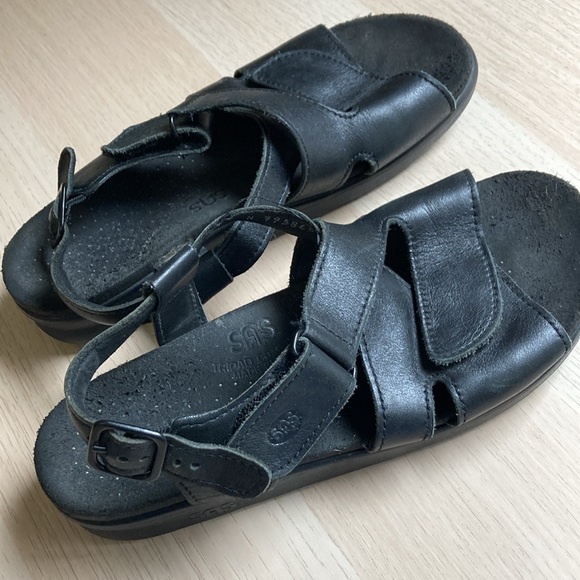 SAS Huggy All Day Black Sandals with Adjustable Straps and Cushioned Footbed - Picture 3 of 10